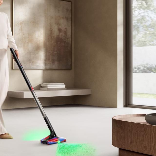 Le PencilVac est un nouvel aspirateur avec le moteur et le bac intégrés à l’intérieur du manche. © Dyson