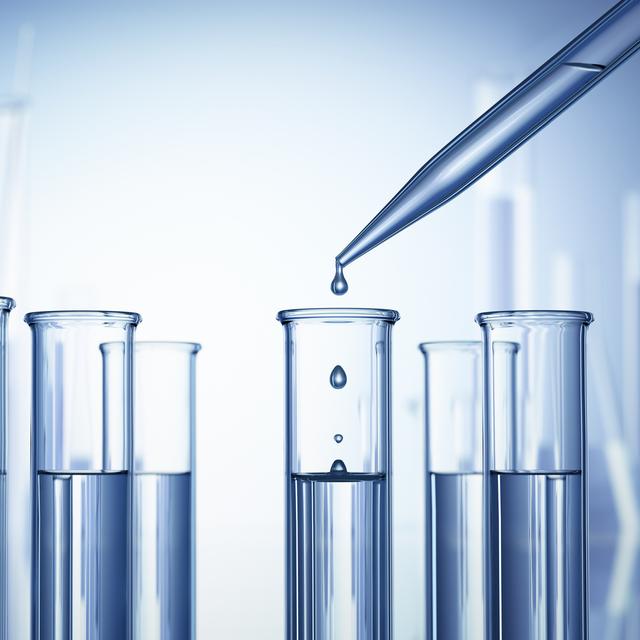 Le métier de radiopharmacien aborde aussi bien la chimie, la physique que la biologie au cours de son travail. © Romolo Tavani, Fotolia.