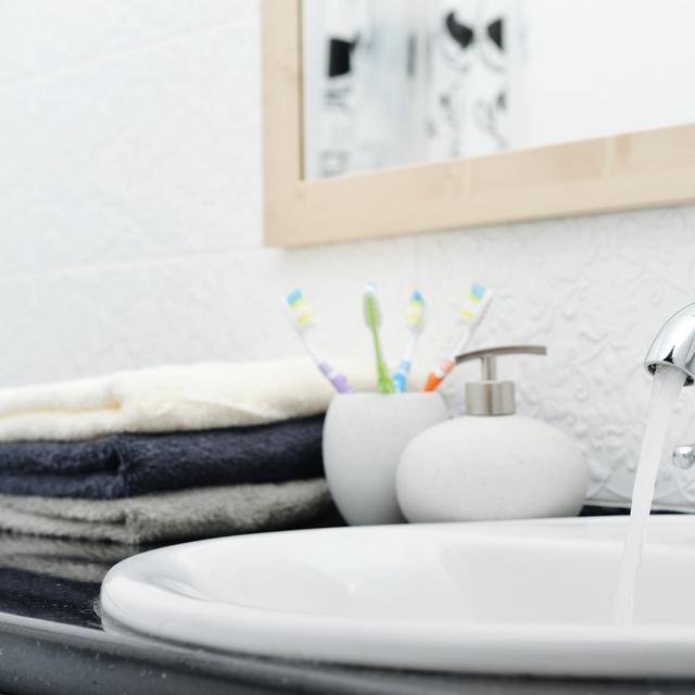 Le calcaire est souvent à l&#39;origine des&amp;nbsp;problèmes de robinet. © Fotolia