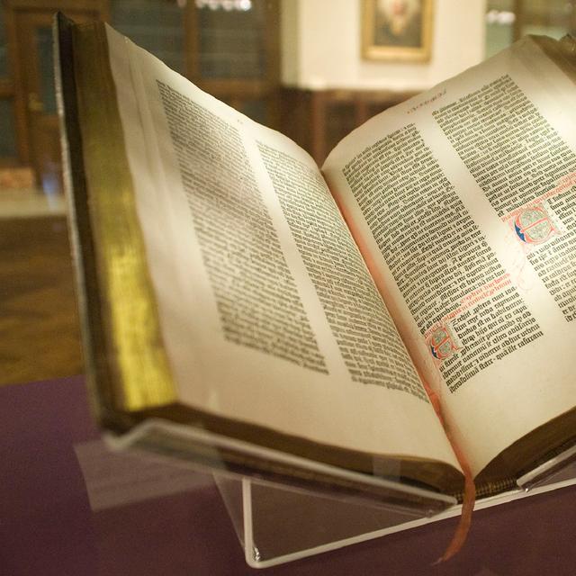 Une rare reproduction intégrale de la bible imprimée par Gutenberg, datée de 1455 environ, appelée « Lenox Copy », conservée à la New York Public Library. On estime qu&#39;il reste 45 reproductions&amp;nbsp;d&#39;époque de cet ouvrage. © Wikimedia Commons, domaine public.