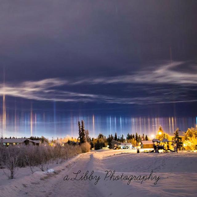 Des piliers de lumière en Alaska. © Allisha Libby, Nasa