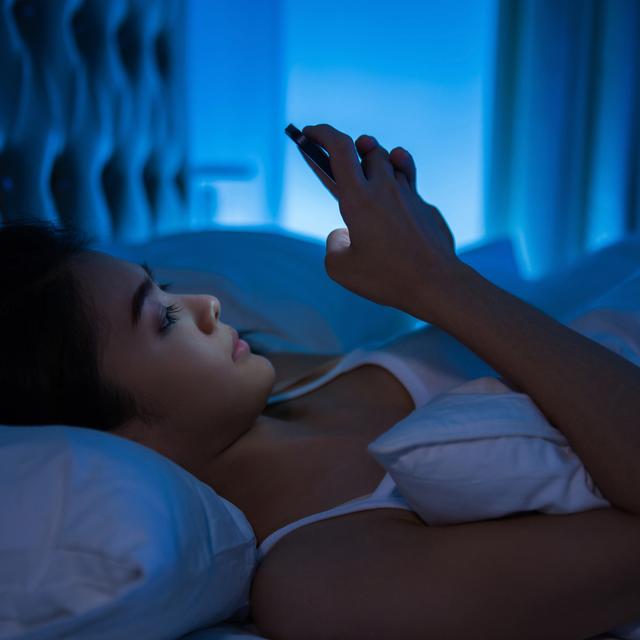 Consulter son smartphone en pleine nuit pour regarder l'heure ou relire ses messages, nuit-il au sommeil ? Torwaiphoto, Fotolia