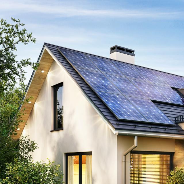 Autoproduire de l'électricité grâce à l'énergie solaire permet de réduire sa consommation d'électricité.&nbsp;Associé à une pompe à chaleur air/eau et un chauffe-eau thermodynamique, la solution globale et évolutive « Ma maison hybride »&nbsp;d'Airwell, rend la maison énergétiquement plus autonome.&nbsp;© slavun, Adobe&nbsp;Stock