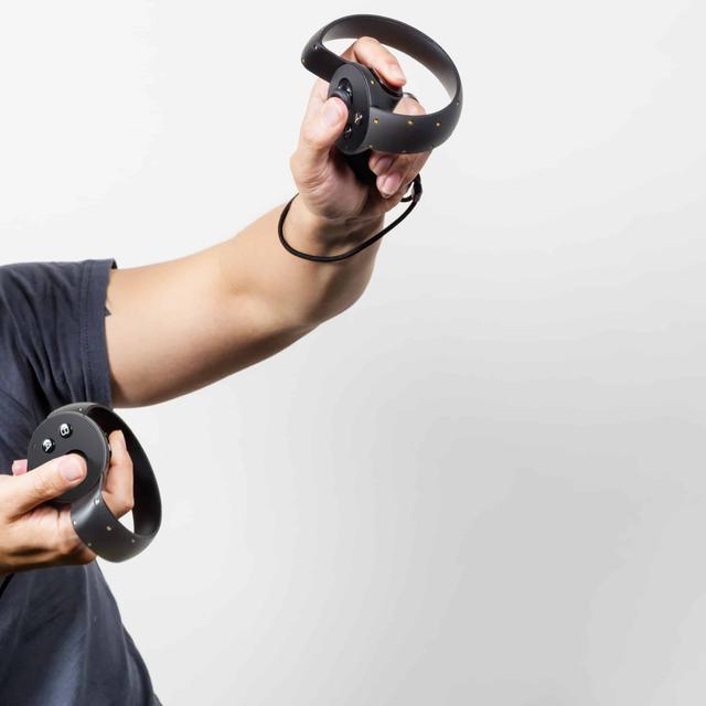 Un prototype de réalité augmentée comme aide à la navigation pour les garde-côtes des États-Unis (ici lors d&#39;une démonstration en 2003 à New London, Connecticut). L&#39;image apparaît à travers un système optique porté par le navigateur devant ses yeux. © Wisdom Tooles