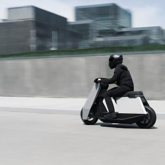 Le P1 est un scooter électrique au design anguleux. © Infinite Machine