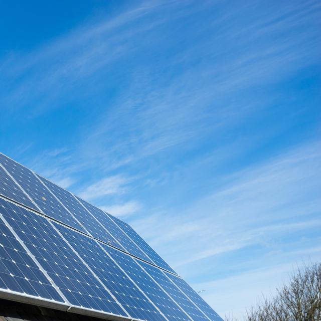 La forte croissance des installations photovoltaïques pose la question du recyclage de ces panneaux solaires usagés. © alice_photos, Adobe Stock