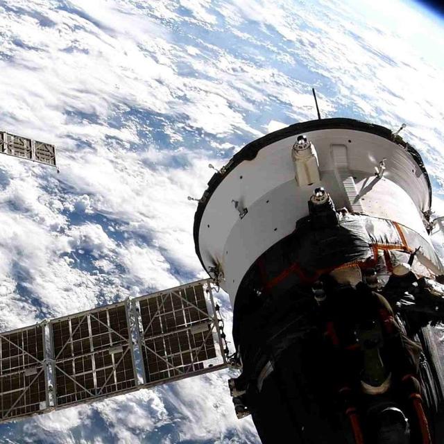 Pirs et le cargo Progress après leur désamarrage de la Station spatiale internationale. © Roscosmos
