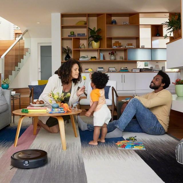 Pratiques, mais bardés de capteurs, les robots-aspirateurs collectent un nombre colossal de données pour nourrir l’algorithme d’apprentissage automatique de leur IA. © iRobot