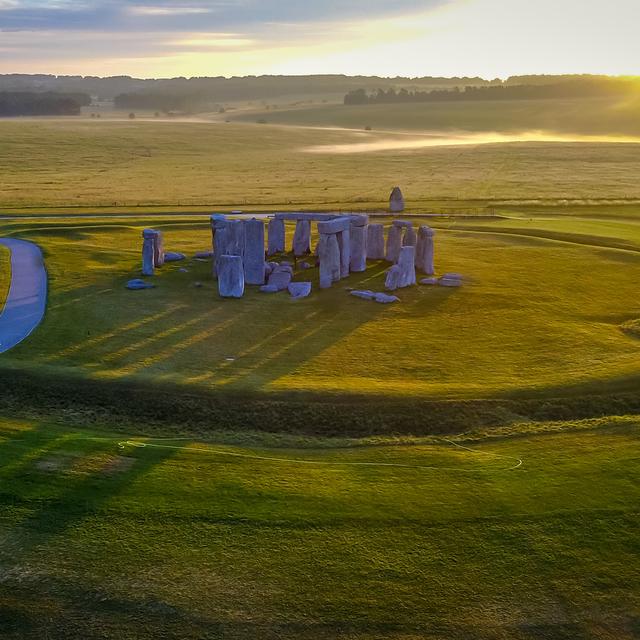 Les premières structures mégalithiques seraient apparues en Bretagne (France). Ici, le site de Stonehenge au lever du Soleil. © Nicholas, Fotolia