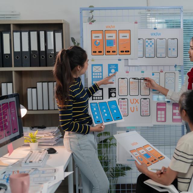 L&#39;UI designer travaille ne collaboration avec l&#39;UX designer, mais aussi le développeur web, l&#39;équipe marketing et le client afin de dessiner une interface utilisateur esthétique et facile d&#39;utilisation, tout en tenant compte des contraintes techniques du projet.&amp;nbsp;©&amp;nbsp;MINAE, Adobe Stock.