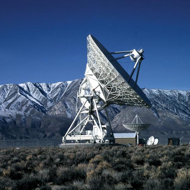Dans le nord de la Californie se trouve l&#39;une des dix antennes identiques du Very Long Baseline Array. Les données de chacun des radiotélescopes de 25 mètres sont expédiées au Array Operations Center de Socorro, au Nouveau-Mexique, pour être combinées numériquement. Les dix antennes sont réparties sur une ligne de base qui s&#39;étend d&#39;Hawaï à St. Croix.&amp;nbsp; © NRAO/AUI/NSF