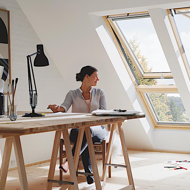 Il existe des fenêtres de toit à ouverture manuelle ou motorisée, à rotation ou à projection. © Velux