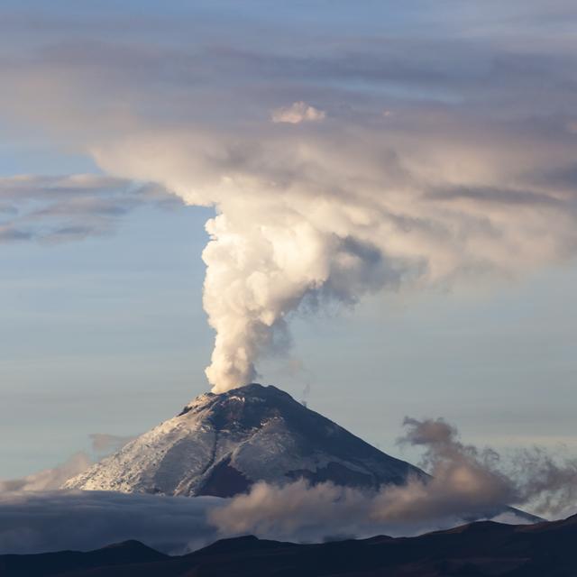 Les quantités massives de gaz et de cendres rejetées par les éruptions volcaniques peuvent avoir un impact temporaire sur le climat de la Planète entière. © Ecuadorquerido, Adobe Stock