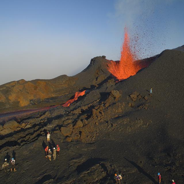 Le volcanologue se déplacent sur le terrain au plus près des volcans pour étudier leur activité et leur dangerosité. © Vincent, Fotolia.
