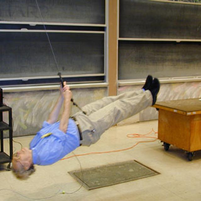 Walter Lewin au MIT illustrant son cours de mécanique Newtonienne. Crédit : MIT