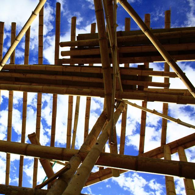 Le bambou est traditionnellement utilisé comme matériau de construction en Asie. © Carolina Zuluaga, Flickr