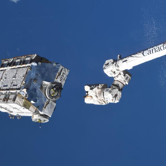 Une palette de 2,9 tonnes chargée d’anciennes batteries a été détachée de l’ISS le 11&amp;nbsp;mars dernier. © Nasa