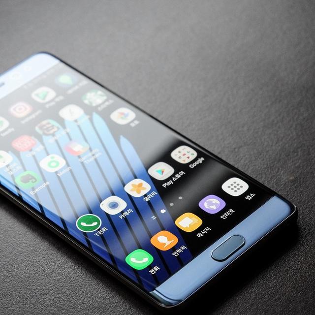 Encensé par la critique lors de sa sortie, le Galaxy Note 7 de Samsung était promis à un beau succès commercial. C’était sans compter un défaut de conception majeur, fruit de la surenchère technologique à laquelle se livrent les fabricants de smartphones. © Aaron Yoo, Flickr, CC BY-ND 2.0