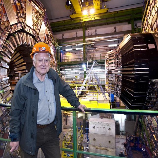 Peter Higgs contemplant le détecteur CMS au LHC. Crédit : Maximilien Brice-Cern
