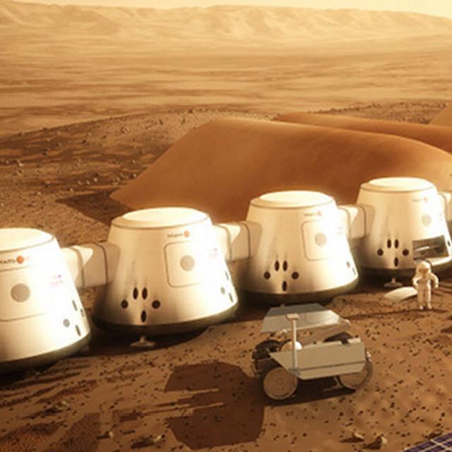 La base des Terriens 2025. Le deuxième groupe a rejoint les quatre premiers pionniers et les colons explorent leur domaine, agrandissent les bâtiments, font pousser les plantes qui les nourrissent et préparent l&#39;arrivée des suivants.&amp;nbsp;© Mars One