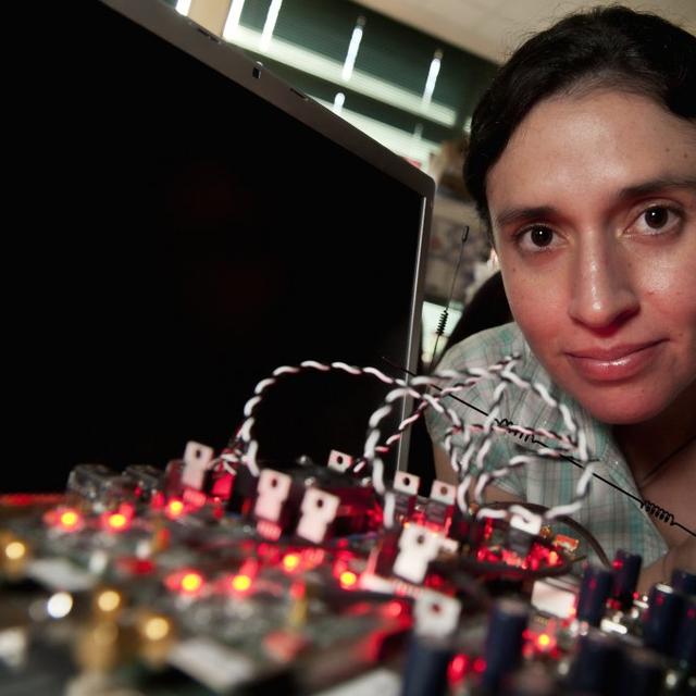 Melissa Duarte, de l’équipe de la Rice University devant le prototype de l’émetteur-récepteur full-duplex.  © Ashutosh Sabharwal