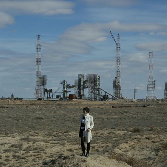 Nathalie Pottier dans la steppe, devant le pas de tir des fusées russes. Crédit Nathalie Pottier