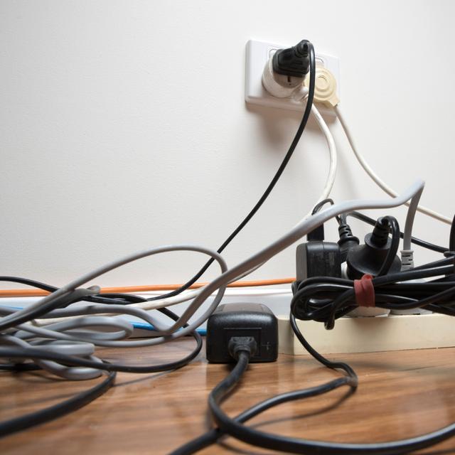 Les prises et multiprises surchargées, les cordons d’alimentation pliés, écrasés, cachés sous un tapis… sont autant de sources d’accidents électriques. © ABC assurance