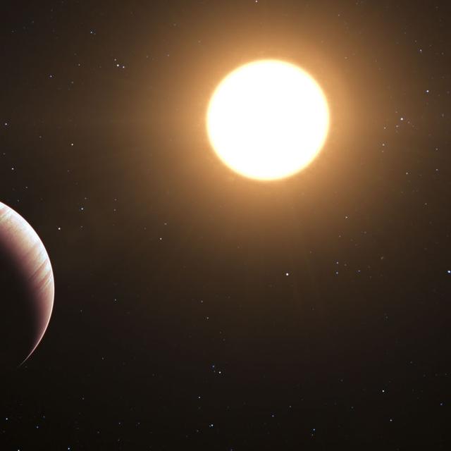 Découverte en 1996 par les astronomes Paul Butler et Geoffrey Marcy autour de l&#39;étoile Tau Boötis (HR 5185), Tau Boötis b est une Jupiter chaude six à sept fois plus massive que notre Jupiter, gravitant en seulement trois jours et sept heures autour de son étoile. La température à sa surface est estimée à 1.600 K. © Eso, L. Calçada