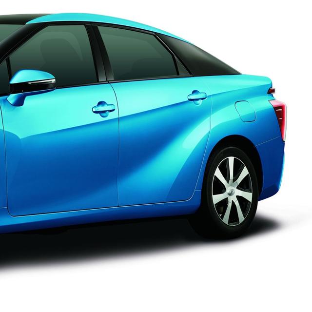 La berline FCV présentée par Toyota. Longue de 4,87 m et large de 1,81 m, elle ne peut accueillir que quatre personnes : les deux bonbonnes d&#39;hydrogène et la pile à combustible, logées en partie sous l&#39;habitacle, occupent un volume important. © Toyota
