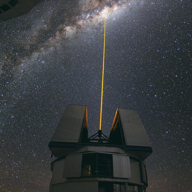 Au milieu d&#39;août 2010, l&#39;ambassadeur photo de l&#39;ESO, Yuri Beletsky, a pris cette étonnante photo à l&#39;observatoire ESO de Paranal. Un groupe d&#39;astronomes observait le centre de la Voie lactée en utilisant l&#39;installation d&#39;étoile laser guide à Yepun, l&#39;un des quatre grands téléscopes qui constituent le VLT. Le laser de Yepun traverse le majestueux ciel austral et crée une étoile artificielle à une altitude de 90 km, haut dans la mésosphère terrestre. Le LGS (Laser Guide Star) fait partie du système d&#39;optique adaptative du VLT et est utilisé comme une référence pour corriger les effets flous de l&#39;atmosphère sur les images. © ESO, Y. Beletsky