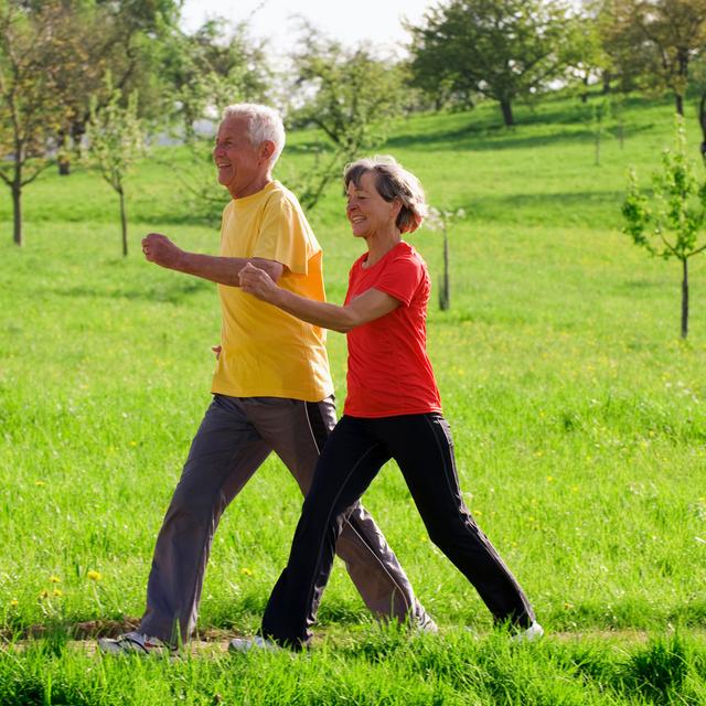 À peine plus d'une heure par semaine d'activité, comme la marche, pourrait suffire à&nbsp;réduire de près d'un quart le risque de décès prématuré. © Juice Dash, Shutterstock