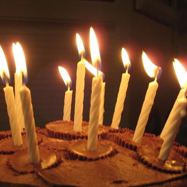 Et si le dernier souffle était celui qui éteint les bougies&amp;nbsp;? La probabilité de mourir le jour de son anniversaire reste très faible mais elle est un peu plus élevée que pour les autres jours de l&#39;année. Et cela ne concerne que les personnes de plus de 60 ans.&amp;nbsp;© Raj1020, Wikipédia, DP