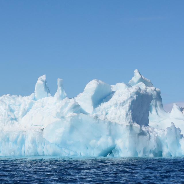 En Antarctique, le réchauffement climatique pourrait mener à l’effondrement de plusieurs barrières de glace. Et ainsi, à la libération dans l’océan, d’une quantité colossale d’eau jusqu’alors emprisonnée dans la glace de terre. © Stéphane, Adobe Stock
