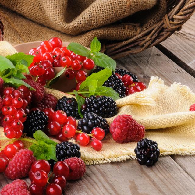 Panier de fruits rouges. © Studiogi, Shutterstock