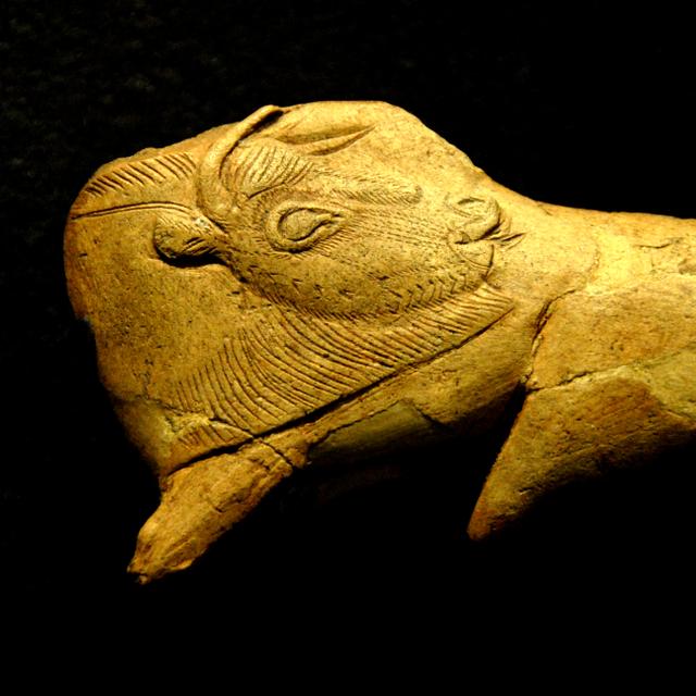 Découvrez l&#39;art préhistorique en six&amp;nbsp;images exceptionnelles. Ici, une représentation de bison avec la tête se retournant sur le&amp;nbsp;corps pour se lécher le flanc. Cet objet en bois de renne est peut-être un fragment de propulseur (instrument de chasse muni d’un crochet, permettant d’allonger le bras pour projeter les javelots). Il a été trouvé dans l&#39;abri de la Madeleine, en Dordogne. Il daterait de 13.000 av. J.-C. © Jochen Jahnke, Wikipédia, GFDL