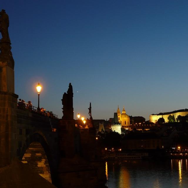 Le cadre terrestre est parfois aussi important que le phénomène céleste. Ici un coucher de la planète Vénus au bout du pont Charles à Prague. © J.-B. Feldmann
