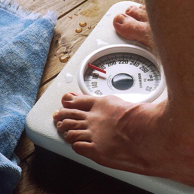 Arrêter la cigarette&amp;nbsp;fait monter l&#39;aiguille de la balance. Or, le surpoids est aussi néfaste pour la santé que le tabagisme. Il ne faudrait pas remplacer un mal par un autre...&amp;nbsp;© Bill Branson, NIH, DP