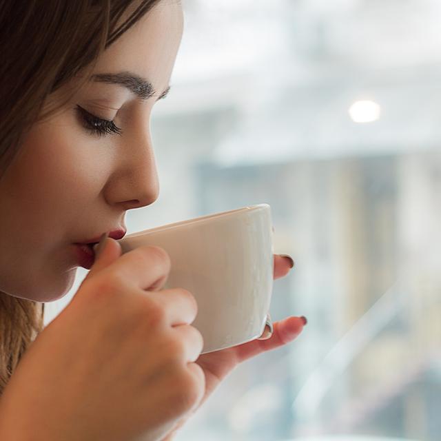 Le lait est riche en tryptophane qui conditionne la synthèse de la sérotonine, une hormone favorisant l’endormissement. Bu le soir, il permettrait ainsi de mieux dormir. © heatray, Fotolia