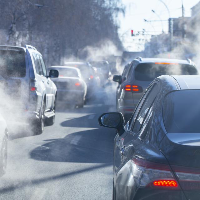 Les gaz d&#39;échappement des voitures participent à la pollution atmosphérique. © Nady, Adobe Stock