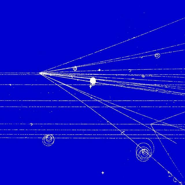 Des trajectoires de particules dans un chambre à bulles au Cern. © Cern