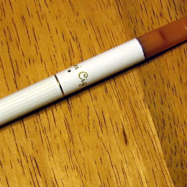 La cigarette électronique, bien moins nocive de l&#39;avis des spécialistes que les cigarettes classiques, pourrait être une réelle aide antitabac, au moins aussi efficace que le patch nicotinique.&amp;nbsp;© Jakemaheu, Wikipédia, DP