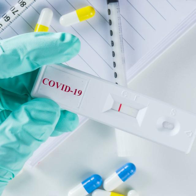 Des mathématiciens du Dartmouth College (États-Unis) estiment qu’appliquer aux tests du coronavirus la même méthode qu’aux sondages électoraux pourrait permettre d’estimer le nombre de personnes infectées dans une population. © ricka-kinamoto, Adobe Stock