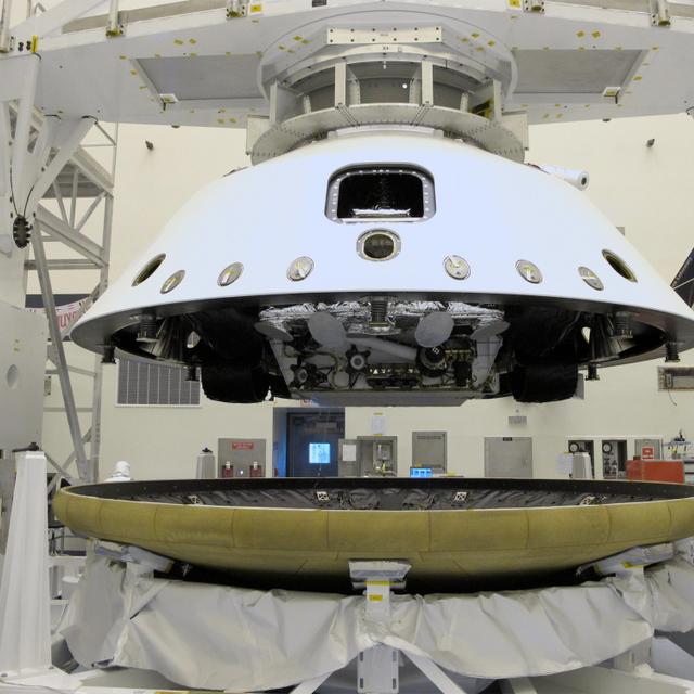 Le rover Curiosity est encapsulé dans son bouclier thermique. Le cône arrière, qui contient le rover (roues repliées), le Skycrane (la grue chargée de poser le rover sur la surface) et les parachutes, est installé sur le cône avant du bouclier. © Nasa/JPL-Caltech