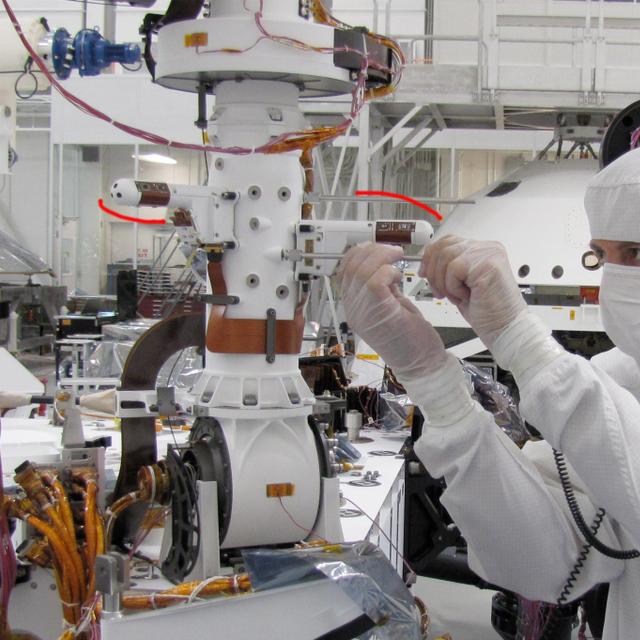 Installation sur le mât du rover Curiosity de deux capteurs de la station météorologique Rems&amp;nbsp;(Rover Environmental Monitoring Station). D&#39;autres capteurs sont installés sur la plateforme du rover. © Nasa/JPL-Caltech