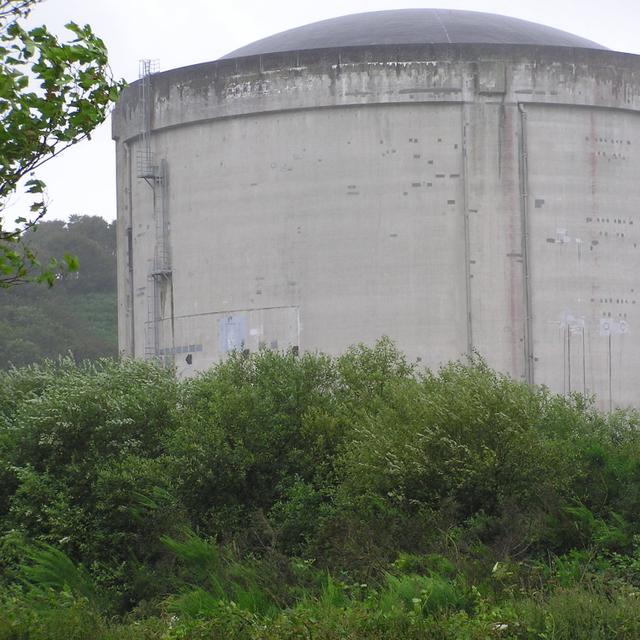 La centrale nucléaire des Monts d’Arrée (Brennilis, en Bretagne) a été exploitée de 1968 à 1985. La quasi totalité de la radioactivité présente sur site (combustible et eau lourde) était évacuée dès 1992. La fin des opérations de démantèlement est prévue pour 2025. © Perline, Wikipedia, CC by-sa 3.0