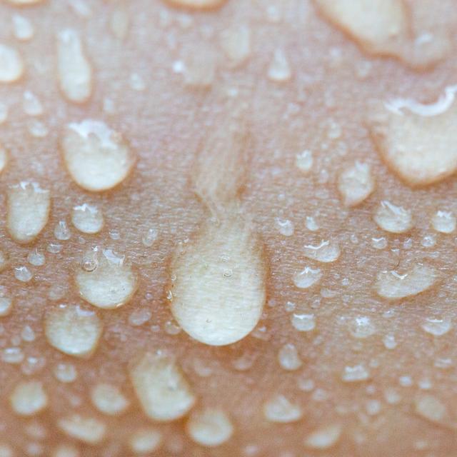 L’Homme et l’eau : une relation étroite et vitale. © Only background, Shutterstock