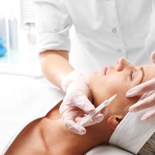 La chirurgie esthétique n'est pas sans danger si les injections sont mal faites. © Robert Przybysz, Adobe Stock