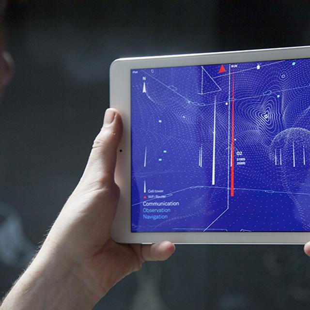 L’application Architecture of Radio affiche en temps réel une cartographie des ondes électromagnétiques émises par les antennes relais, les routeurs Wi-Fi et les divers satellites en orbite. © Juuke Schoorl, Studio Richard Vijgen