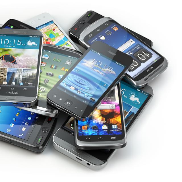 D'abord outil professionnel un peu austère, le smartphone est devenu un produit grand public phare, notamment sous l’impulsion de l’iPhone et de son écran tactile. © Maxx-Studio, Shutterstock