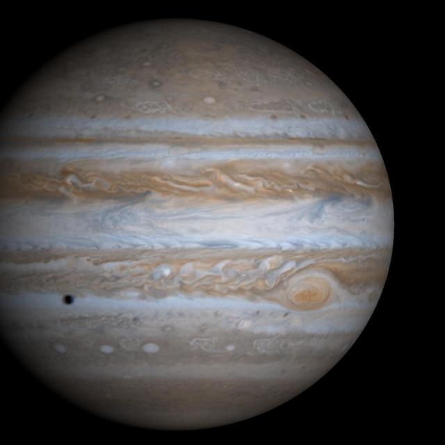 Jupiter vue par la sonde Cassini lors de son périple vers Saturne. L&#39;ombre en bas à gauche est celle d&#39;Europe. Il s&#39;agit en fait d&#39;une image reconstituée à l&#39;ordinateur à partir de quatre photos. © Nasa